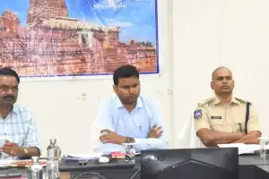 District SP Leads Midnight Inspections to Boost Policing in Gadwal