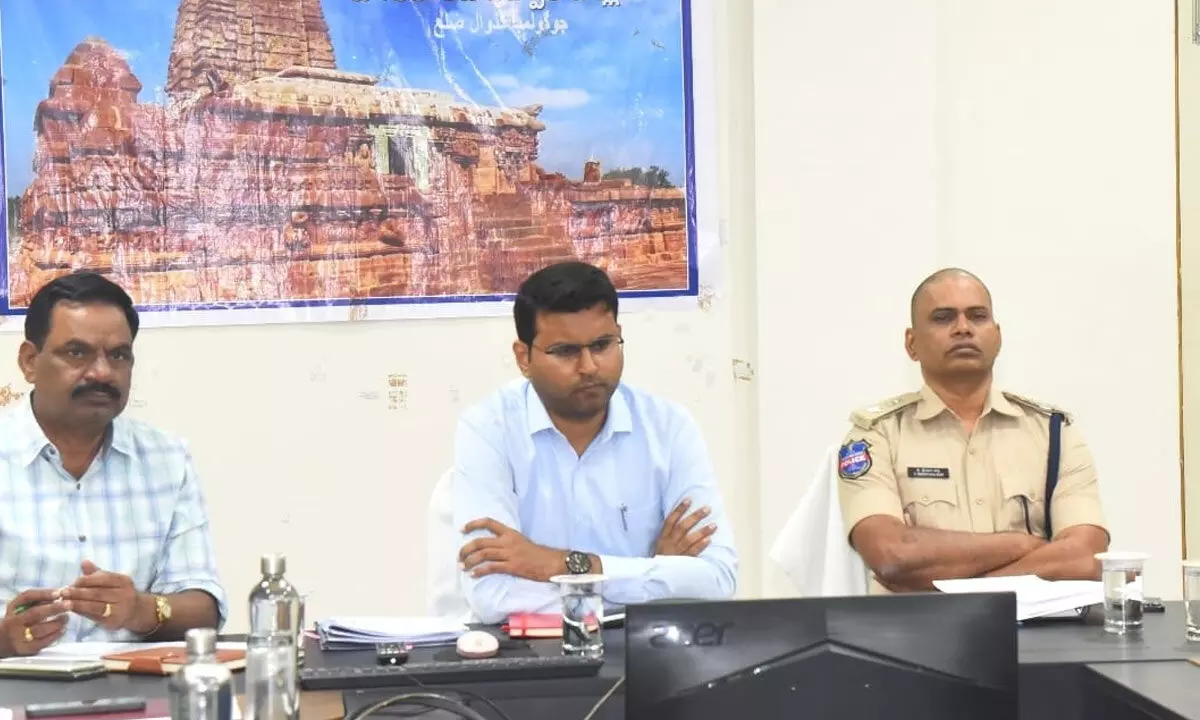 District SP Leads Midnight Inspections to Boost Policing in Gadwal
