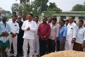 Ex-Minister Tours Grain Buying Center