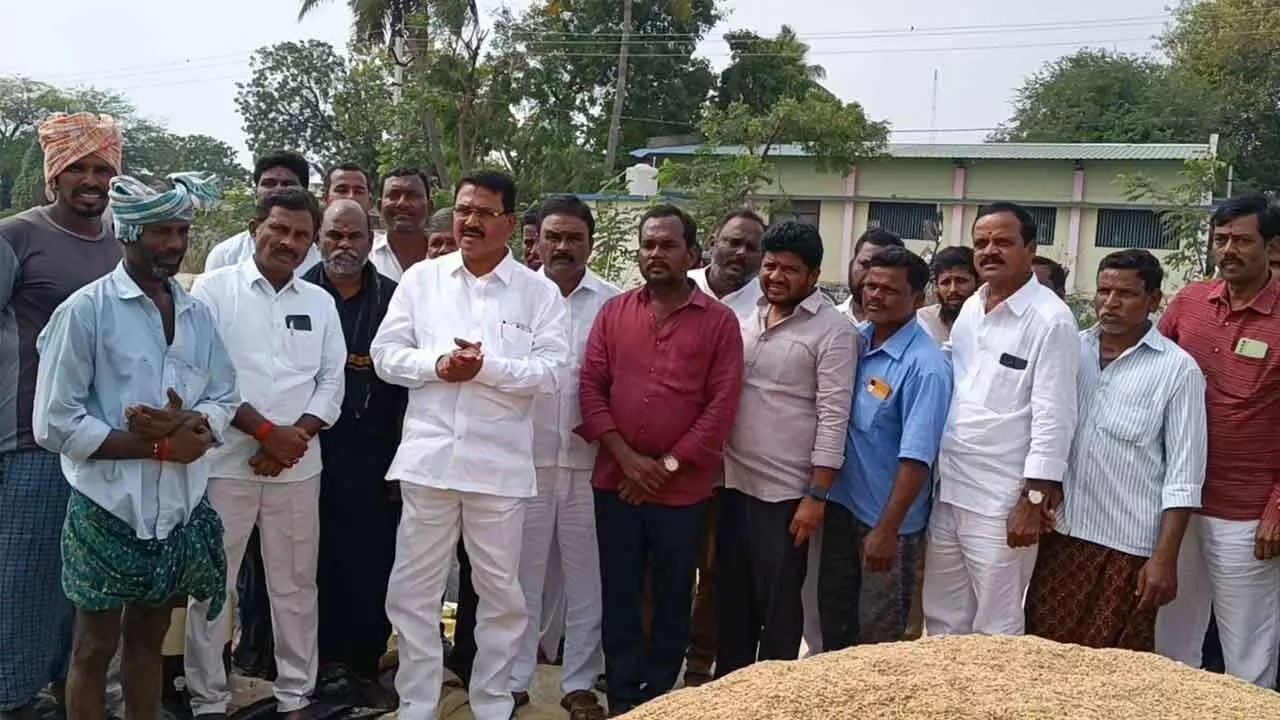 Ex-Minister Tours Grain Buying Center