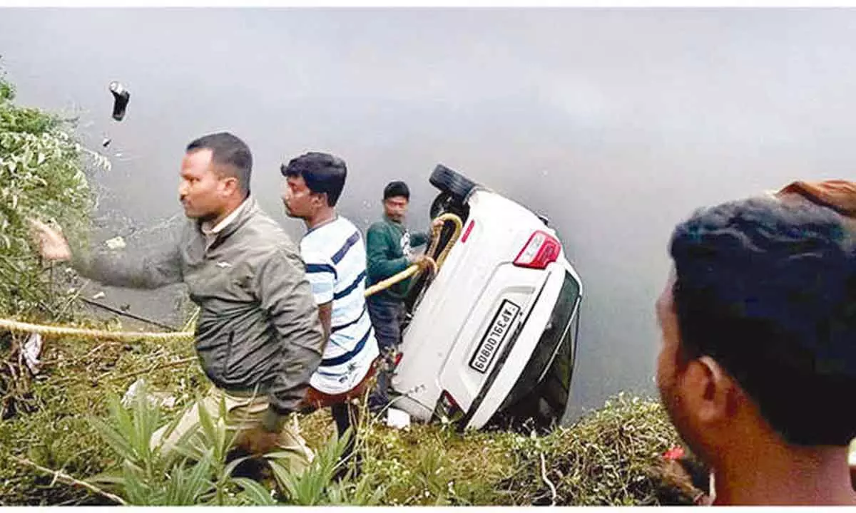 Five friends die after car sinks into pond