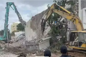 HYDRAA Clears Illegal Shops in Manikonda’s Alkapur Colony Despite Protests