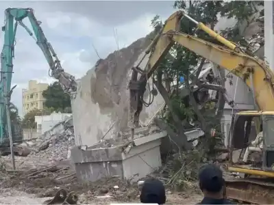 HYDRAA Clears Illegal Shops in Manikonda’s Alkapur Colony Despite Protests