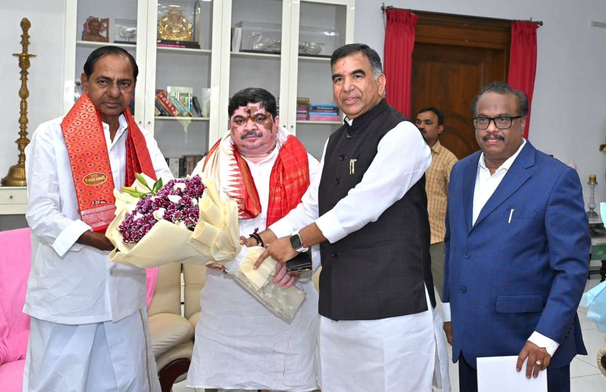 Minister Ponnam Prabhakar Invites KCR to Telangana Thalli Statue Unveiling Ceremony