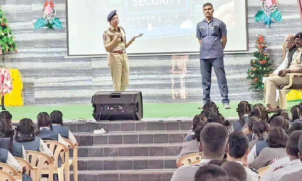 Police conduct awareness program on digital detox