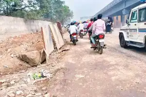 Zoo Park-Aramghar underpass in poor condition, posing risks to commuters