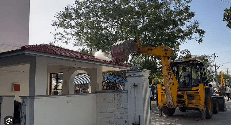 No Colonies Can Block Access Roads: Hydra Demolishes Gates in Divyanagar Layout
