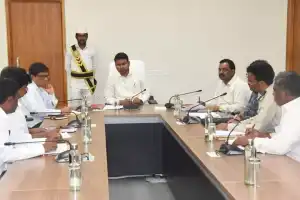 Collector Gives 15 Days to Finish Double-Bedroom Housing Projects