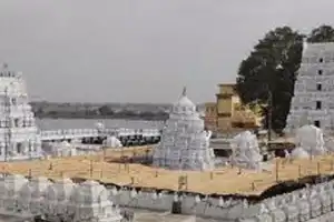 Crowds Gather at Vemulawada Temple for New Year Blessings