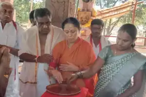 Ex-Union Minister Kotla Surya Prakash Reddy Takes Part in Rituals at Sri Jogulamba Temple
