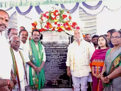 Health Minister begins construction of new 100-bed hospital