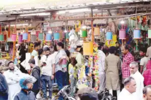 Hyderabad: Kite sellers openly defy authorities, continue selling nylon manja