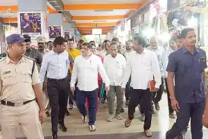 Minister Ponnam pays unexpected visit to Jubilee Bus Station
