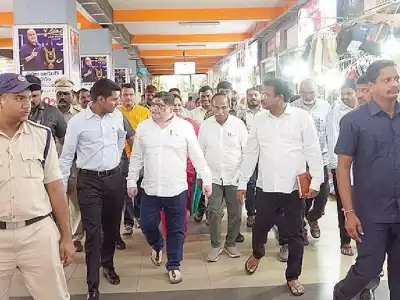 Minister Ponnam pays unexpected visit to Jubilee Bus Station