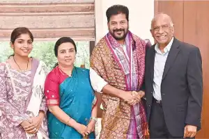 MLA Yasaswini visits CM with family