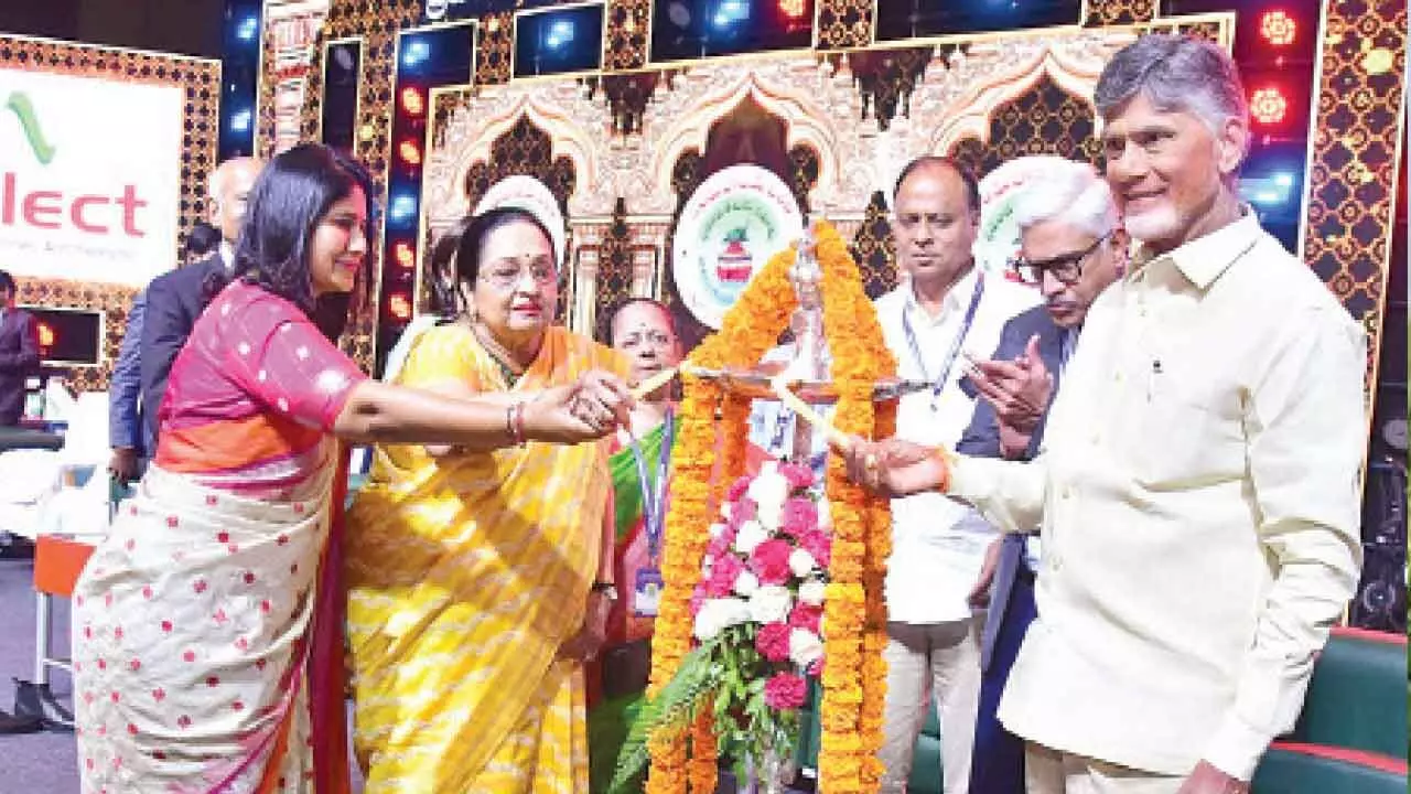 Naidu urges all Telugus to join in developing Andhra Pradesh