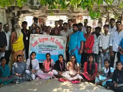 Arts College Students Explore Ancient Temple on Field Trip