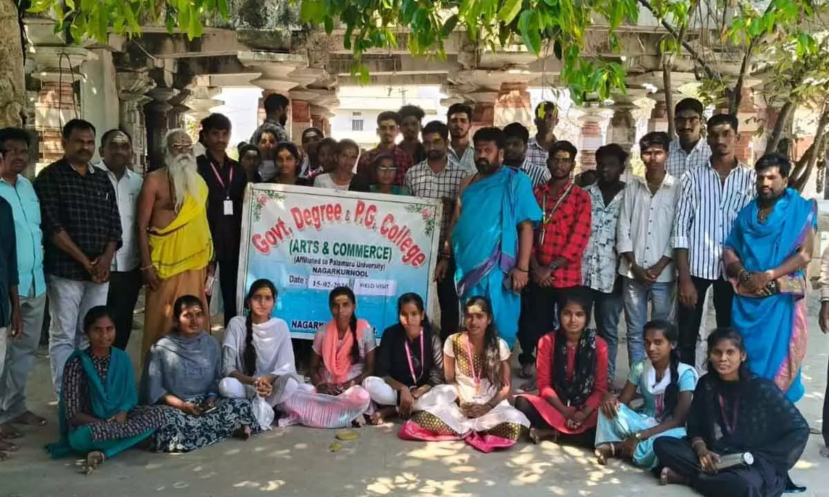 Arts College Students Explore Ancient Temple on Field Trip