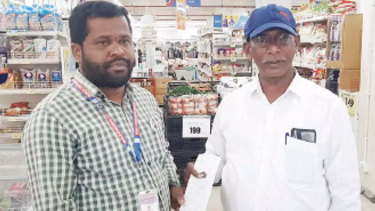 Bhupalapally: Customer files complaint against Smart Point for fraud