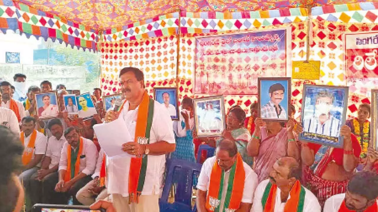 BJP leader supports protestors in Sathupalli