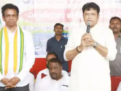 MLC election: Sridhar Babu campaigns for Congress candidate Narendra Reddy