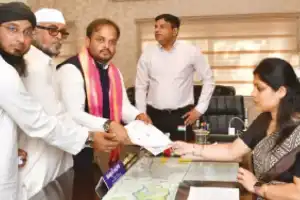 Mushtaq Ali files nomination in Karimnagar