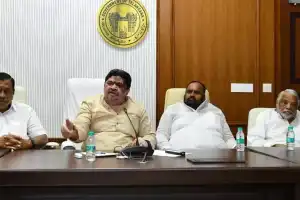 Ponnam clarifies BCs’ concerns about caste census