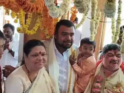 Ponnam visits Vargal Saraswati temple