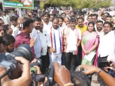 Prasanna Harikrishna files nomination in Karimnagar