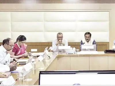 SCR conducts review meeting on train safety