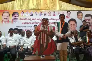 Seethakka urges Congress workers to secure victory for Narender Reddy