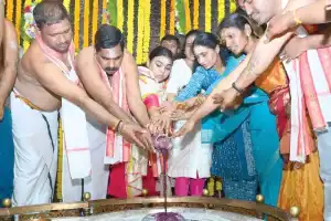 Temples echo with Shiva chants as politicians and officials offer prayers