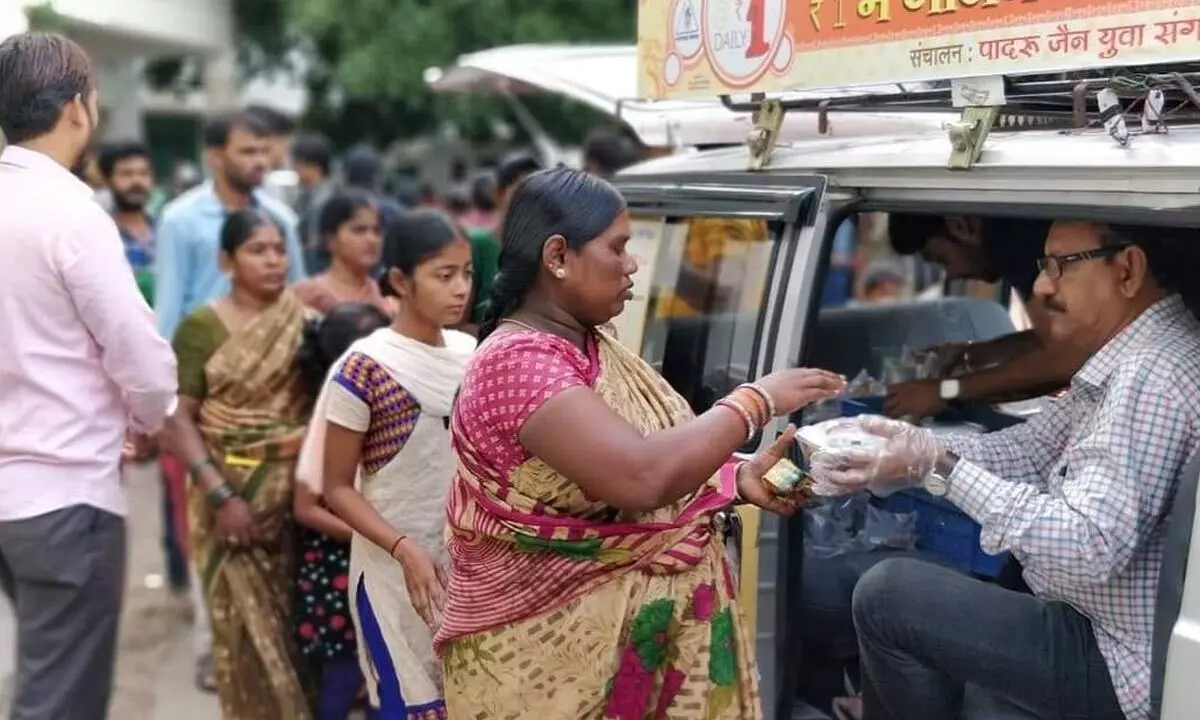 The Jain ‘Gareeb Rath’ provides food for the needy in the city