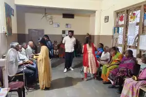Agricultural College Students Help Out at Retirement Home