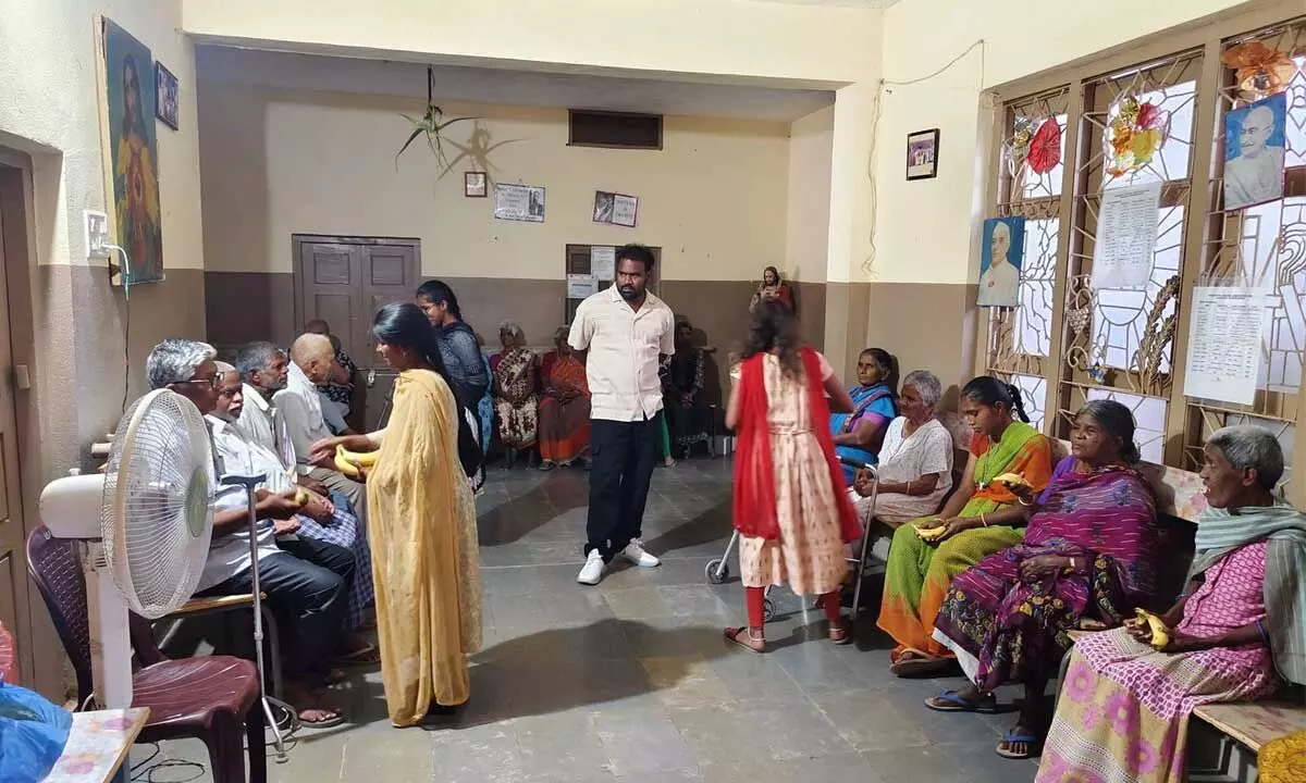 Agricultural College Students Help Out at Retirement Home