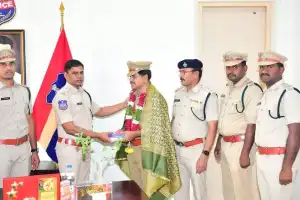 AR SI Venkatramulu Honored by SP T. Srinivasa Rao on His Voluntary Retirement