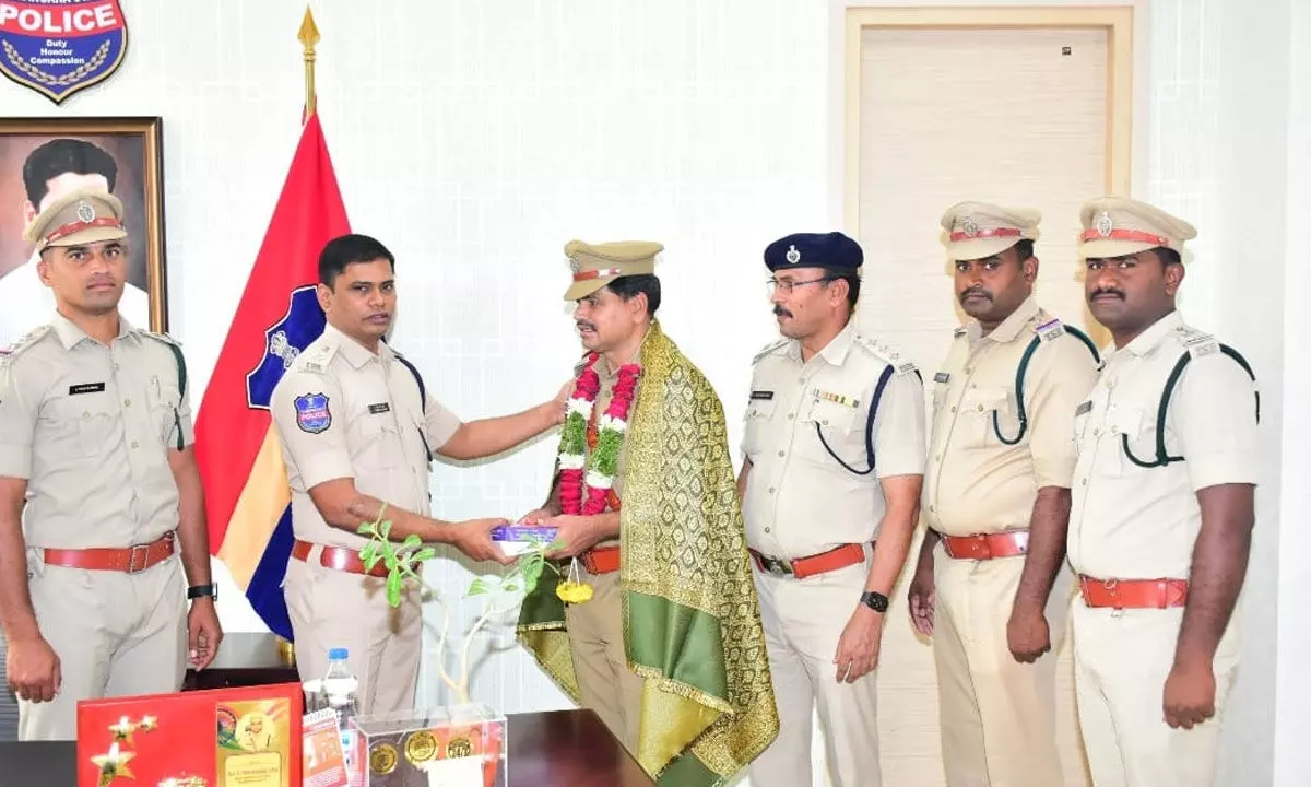AR SI Venkatramulu Honored by SP T. Srinivasa Rao on His Voluntary Retirement