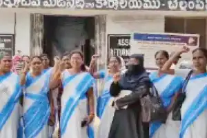 ASHA workers demonstrate to demand solutions to their issues