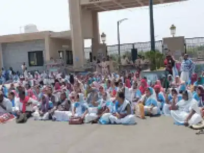 Asha workers stage protest at Collectorate