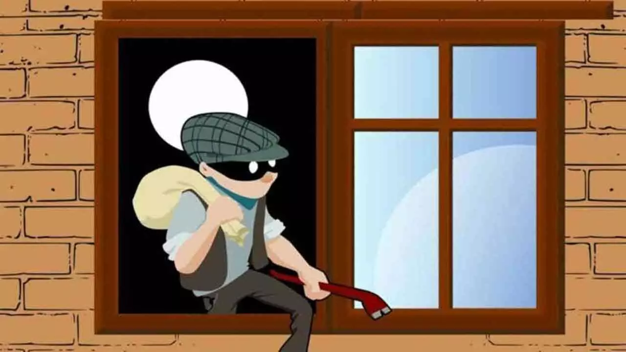 Burglars steal 30 tolas of gold and Rs 1 lakh in cash from house