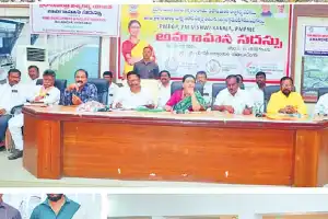 DK Aruna reviews progress of central schemes