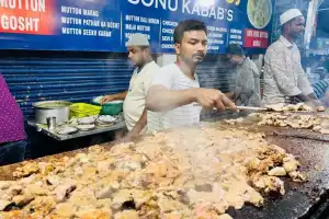 Food lovers rush to restaurants to enjoy delicious flavors