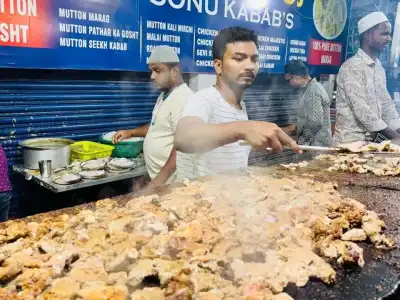 Food lovers rush to restaurants to enjoy delicious flavors