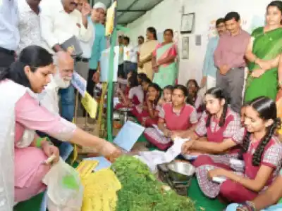 Karimnagar students sell vegetables at Rythu Bazaar