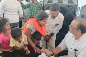 Komatireddy demonstrates his kindness