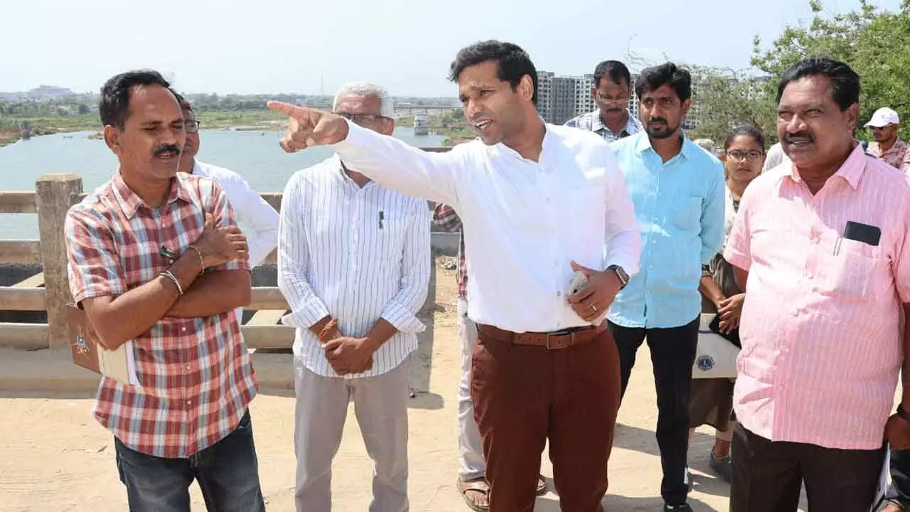 Munneru retaining wall construction to speed up