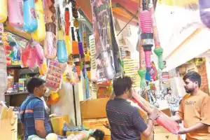 Online stores impact Holi color business in Hyderabad