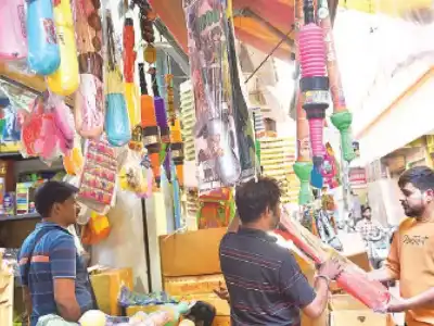 Online stores impact Holi color business in Hyderabad