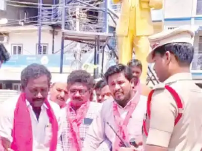 Police prevent BRS leaders from burning Jagadish Reddy’s effigy after Assembly suspension