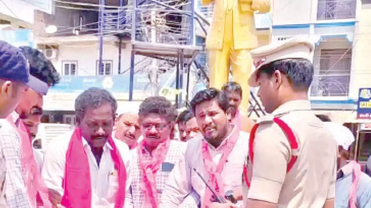 Police prevent BRS leaders from burning Jagadish Reddy’s effigy after Assembly suspension